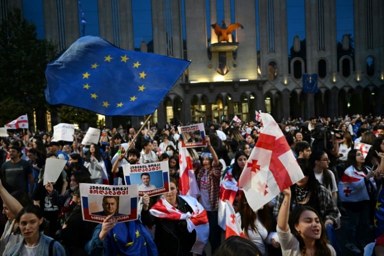 Géorgie : des dizaines de milliers de manifestants de nouveau dans la rue